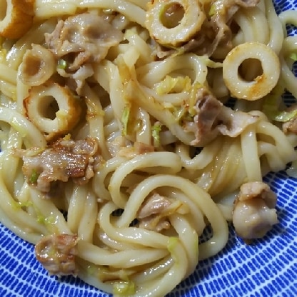 ふつうの焼きうどんとはまた違っておいしかったです(^^)こういう味付けもいいですね～。こどもが食べやすいように、キャベツは細く切って、ちくわも入れました。